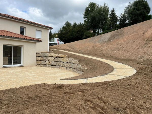 allée beige et enrochement