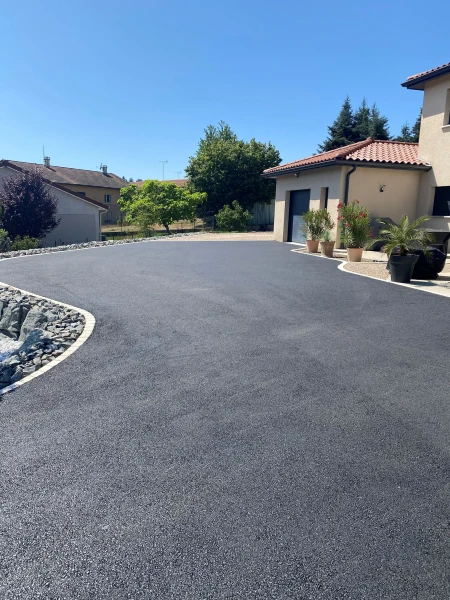 enrobé avec courbe pavés et pierres décoratives