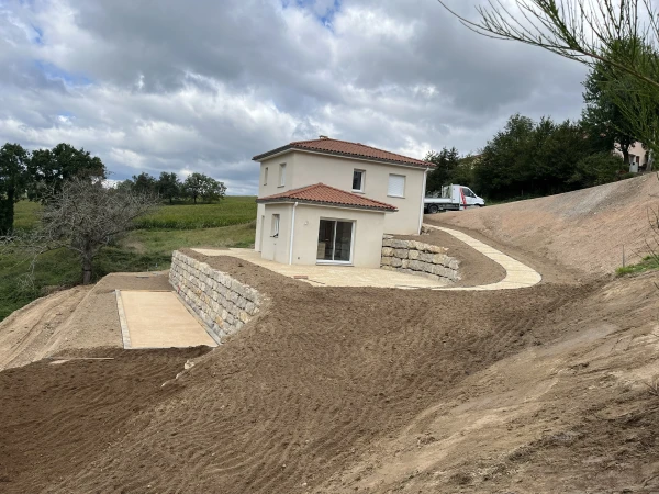 enrochement plus allée et terrain de boules
